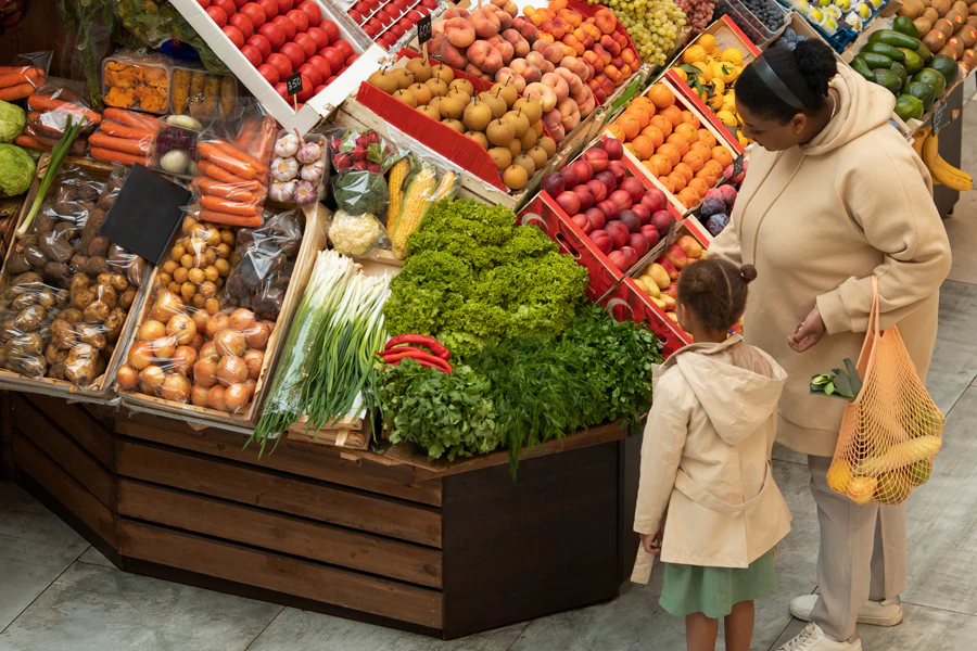 Productos variados ofrecidos por los comerciantes de la plaza