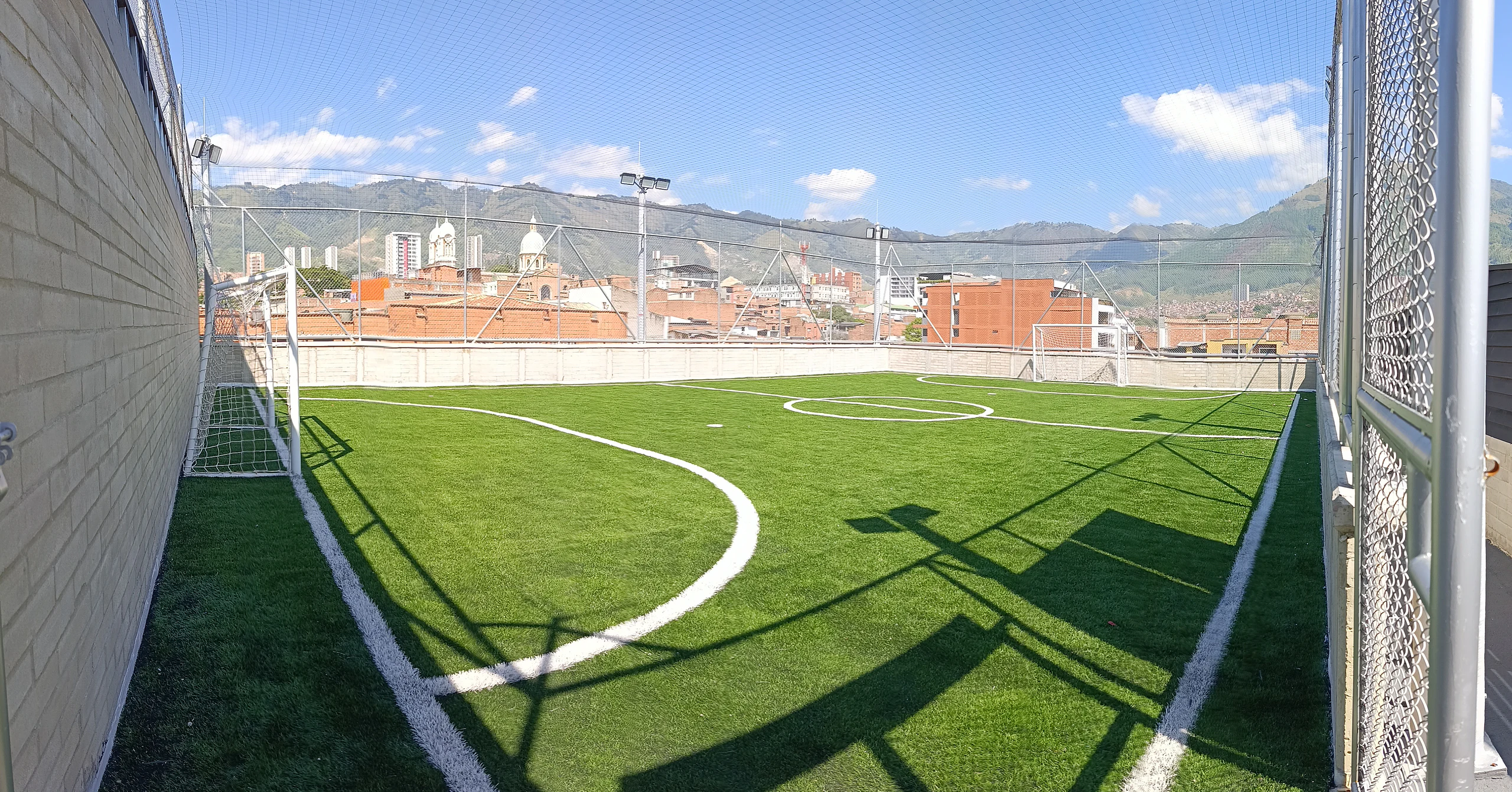 Cancha sintética de la Plaza de Mercado de Bello